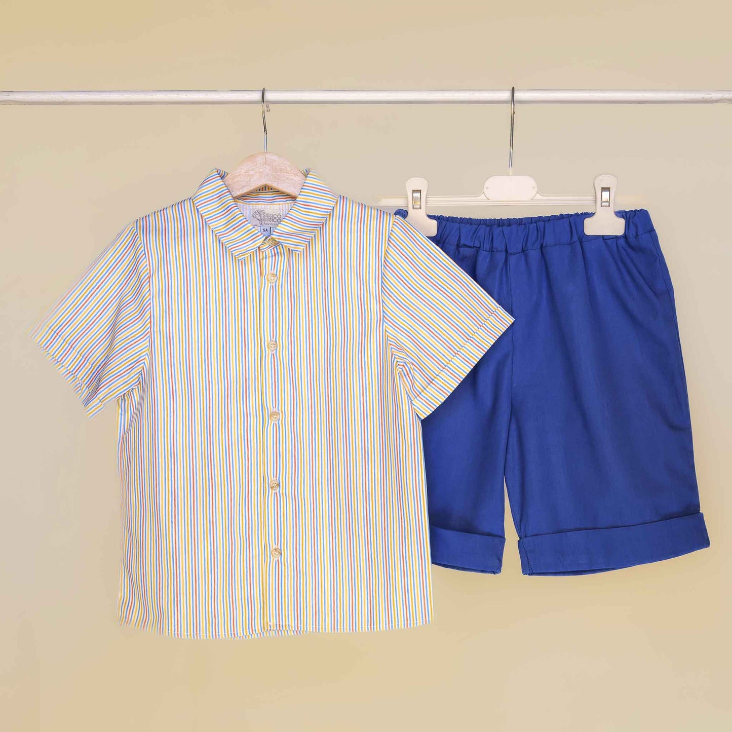 Completo maschietto camicia classica mezza manica con collo a punta fantasia multicolor e bermuda con elastico colore blu