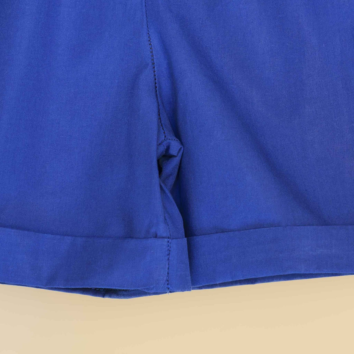 Bermuda bambina con elastico e risvolto colore blu particolare orlo risvoltato