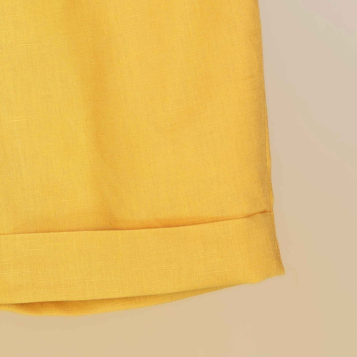 Bermuda short bambino elasticato con risvolto giallo particolare risvolto