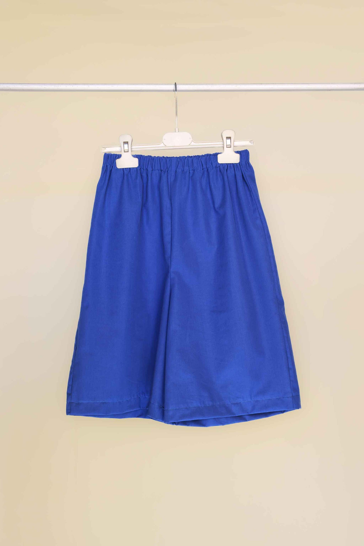 Bermudoni da bambina svasati sopra il ginocchio elastico in vita colore blu