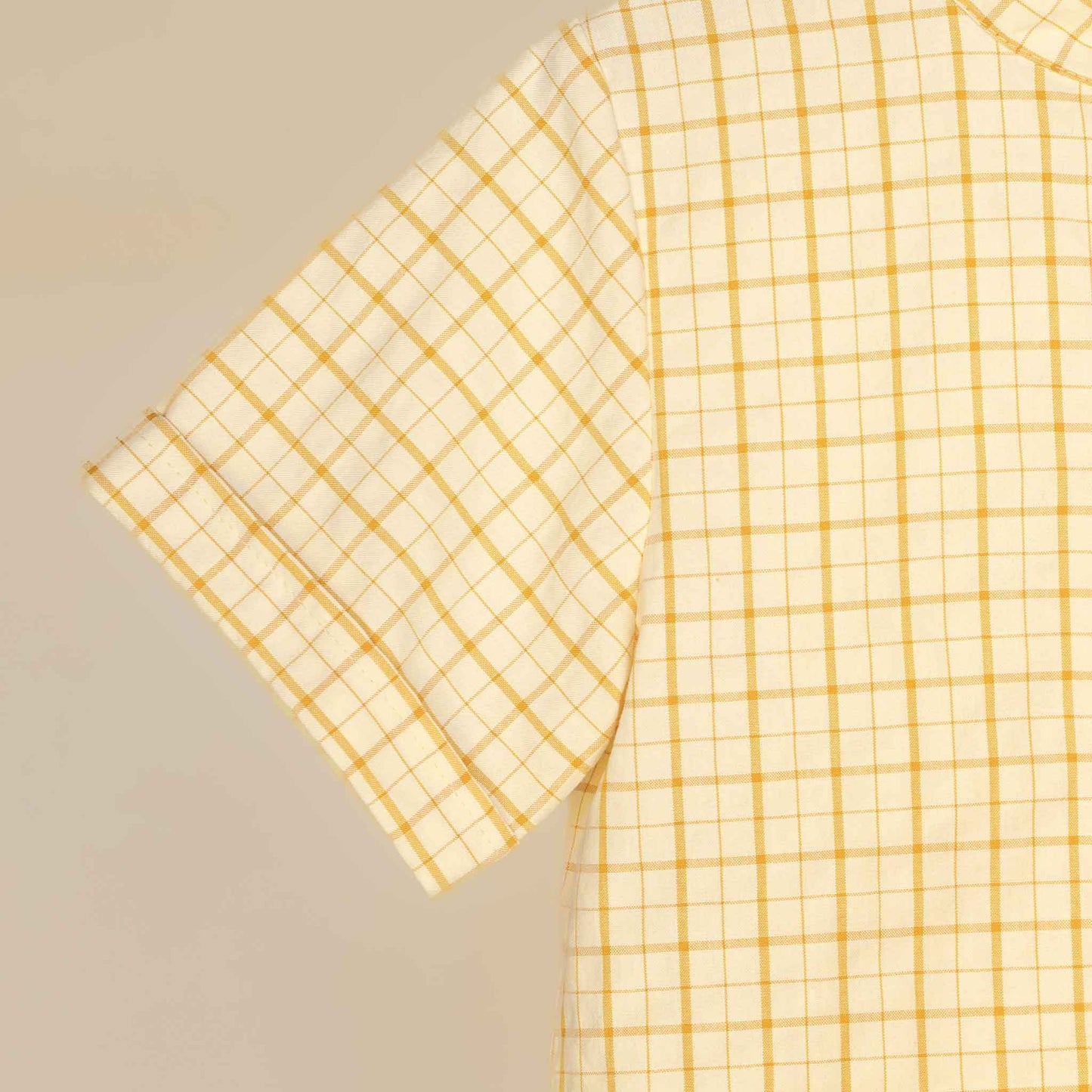 Camicia classica collo coreana fantasia a righe colore giallo mezza manica vista particolare cucitura e manica