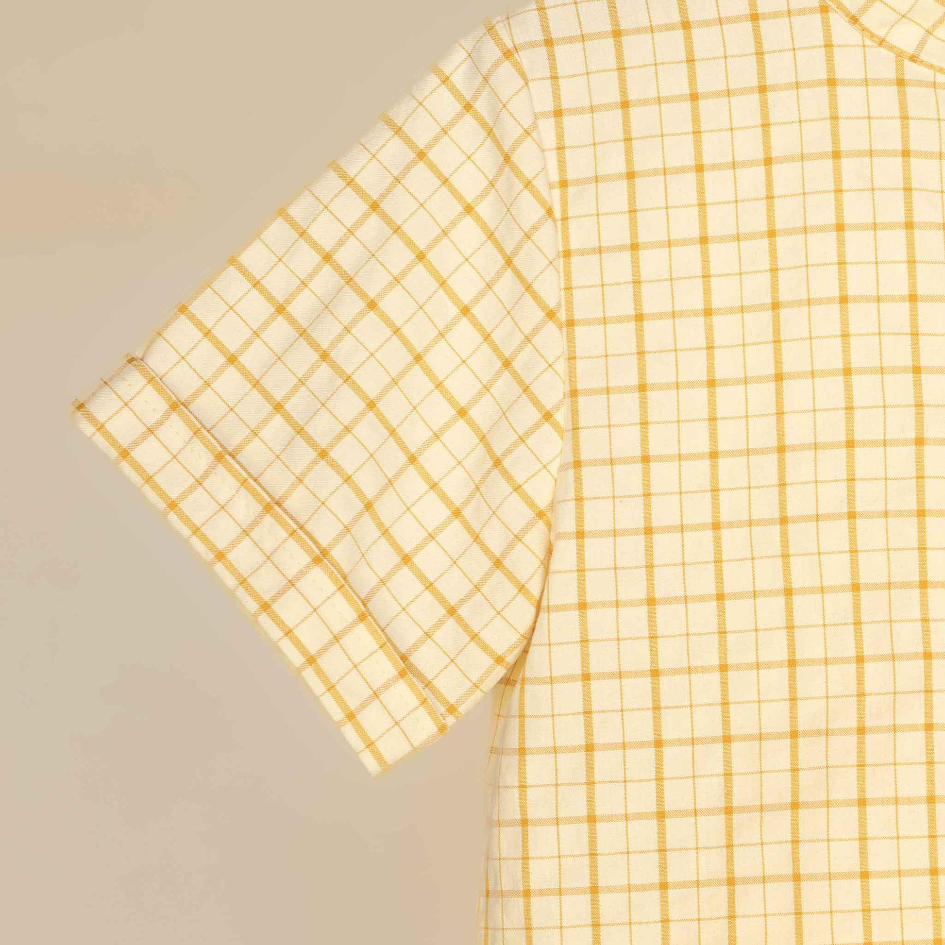 Camicia classica collo coreana fantasia a righe colore giallo mezza manica vista particolare cucitura e manica
