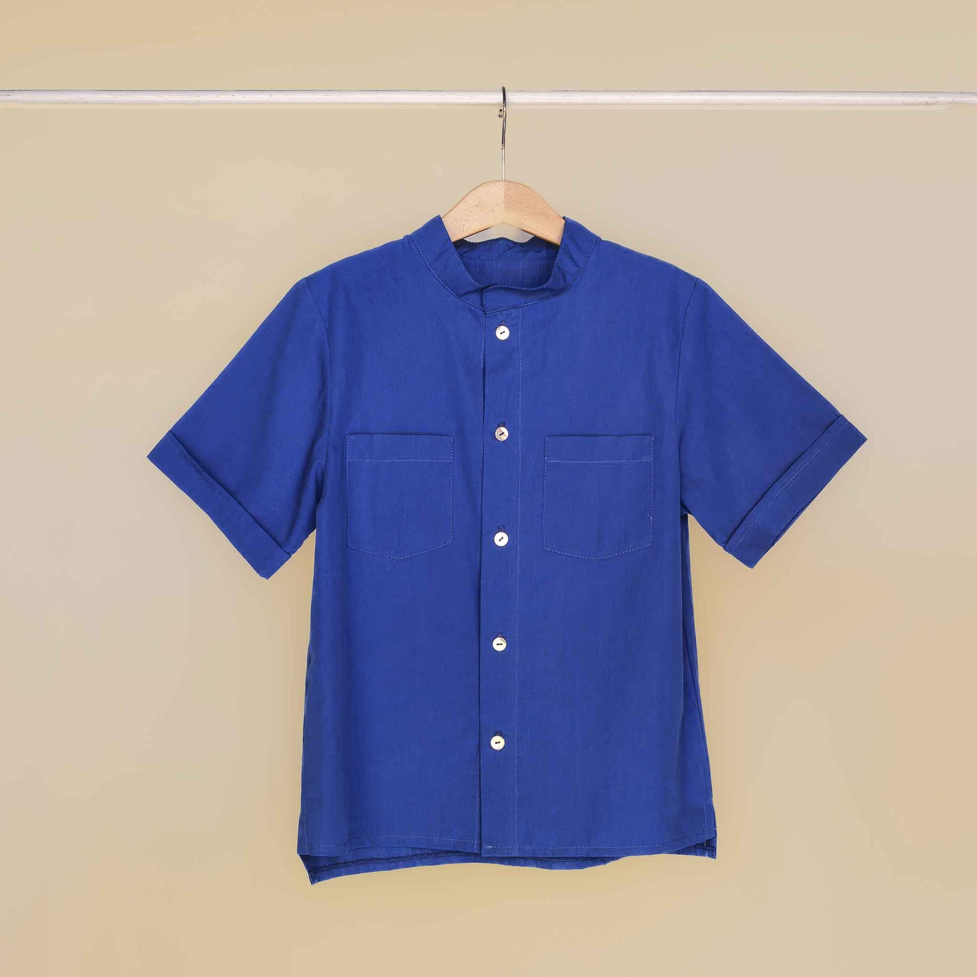 Camicia coreana mezza manica con spacchi laterali colore blu