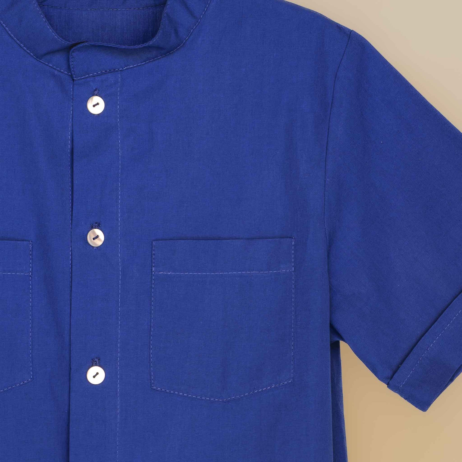 Camicia coreana mezza manica con spacchi laterali colore blu vista particolare