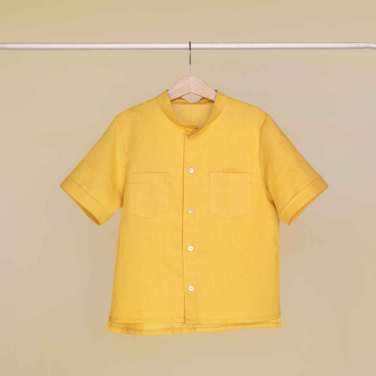 Camicia mezza manica collo coreana con spacchi laterali e tasche sul davanti colore giallo