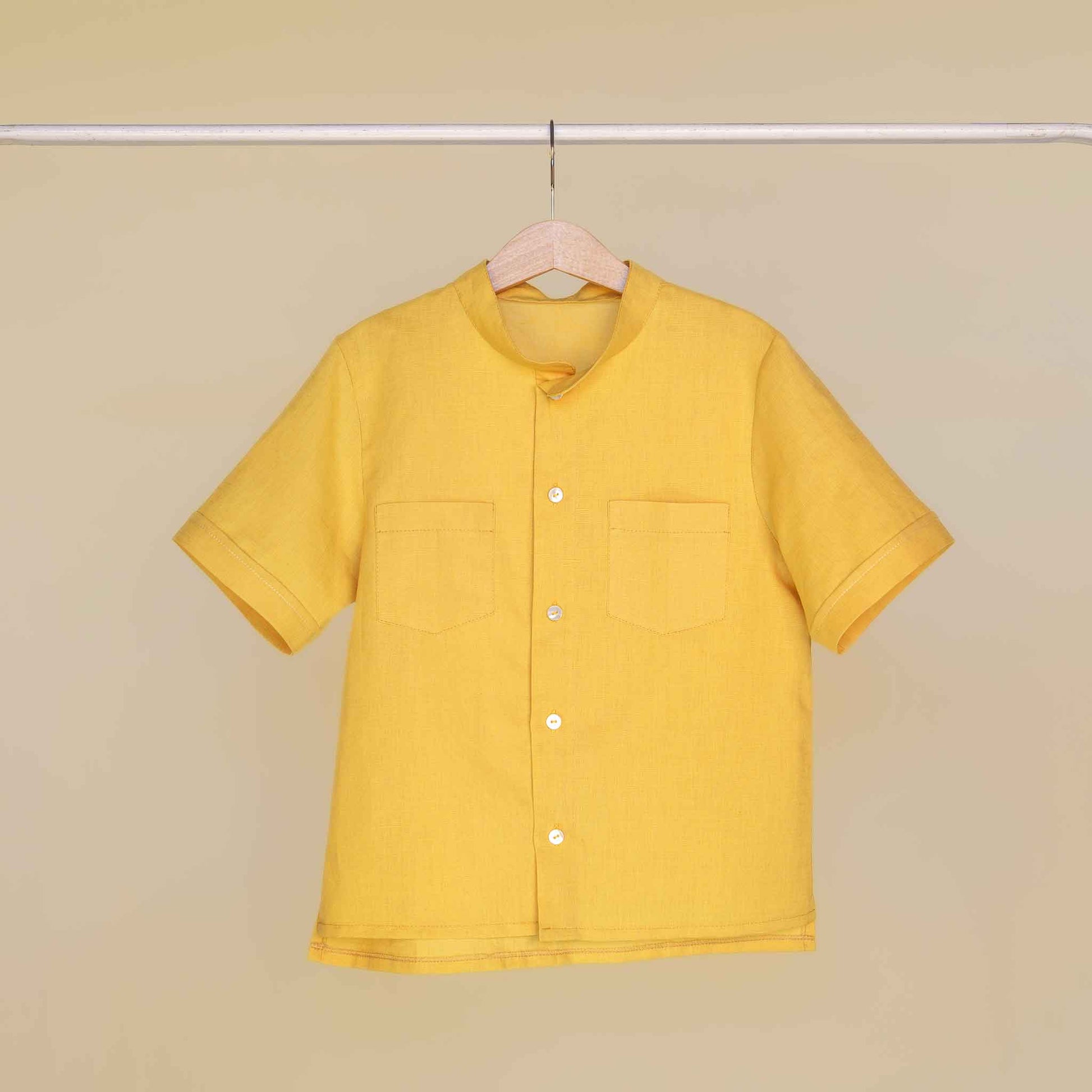 Camicia mezza manica collo coreana con spacchi laterali e tasche sul davanti colore giallo