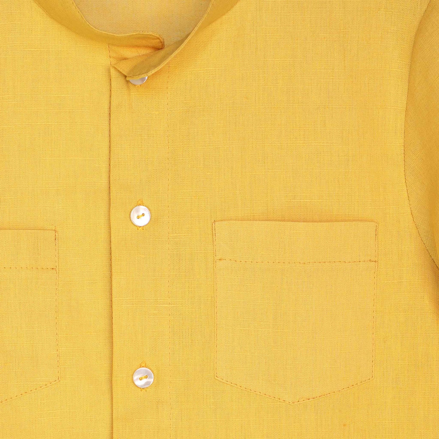 Camicia mezza manica collo coreana con spacchi laterali e tasche sul davanti colore giallo particolare tasca e tessuto