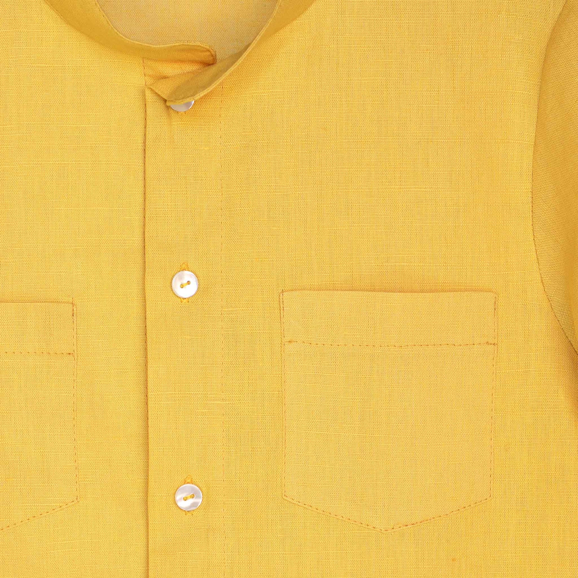 Camicia mezza manica collo coreana con spacchi laterali e tasche sul davanti colore giallo particolare tasca e tessuto