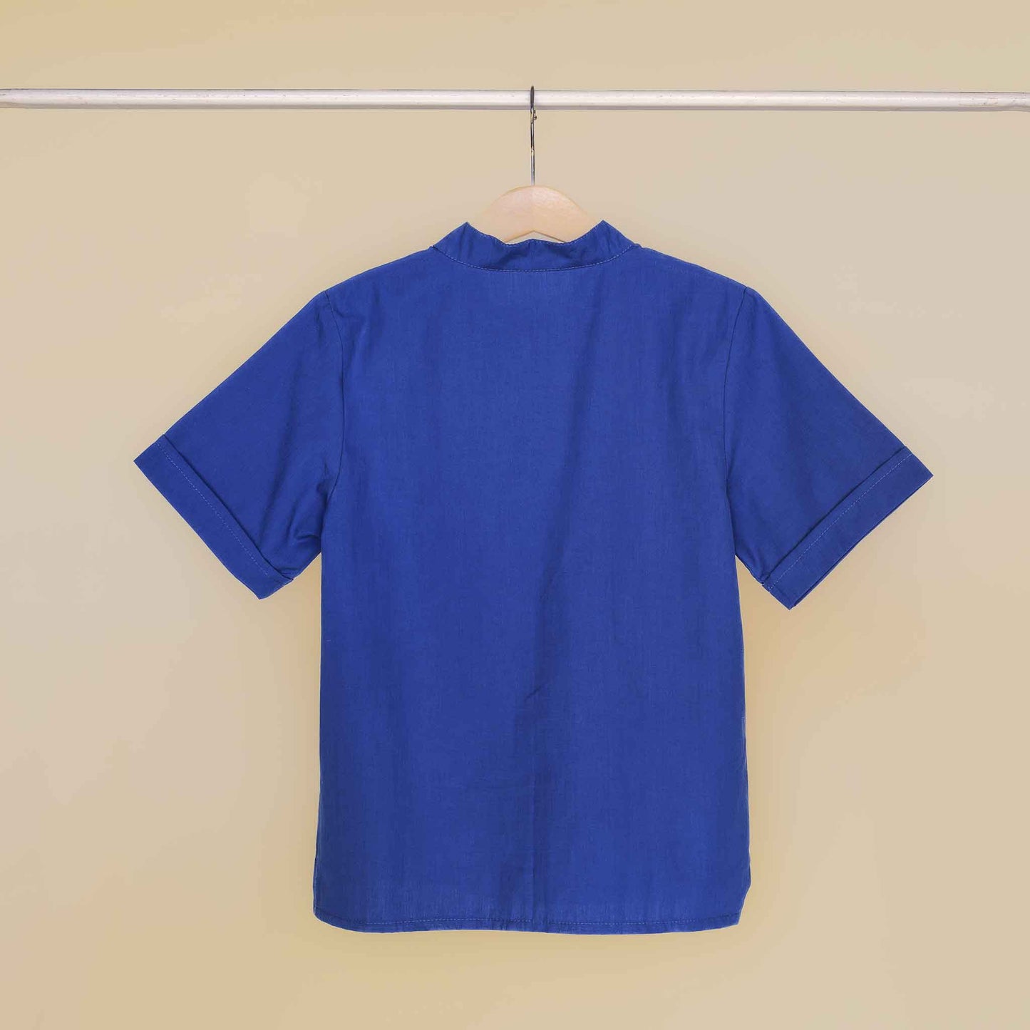Camicia mezza manica collo coreana con spacchi vista posteriore