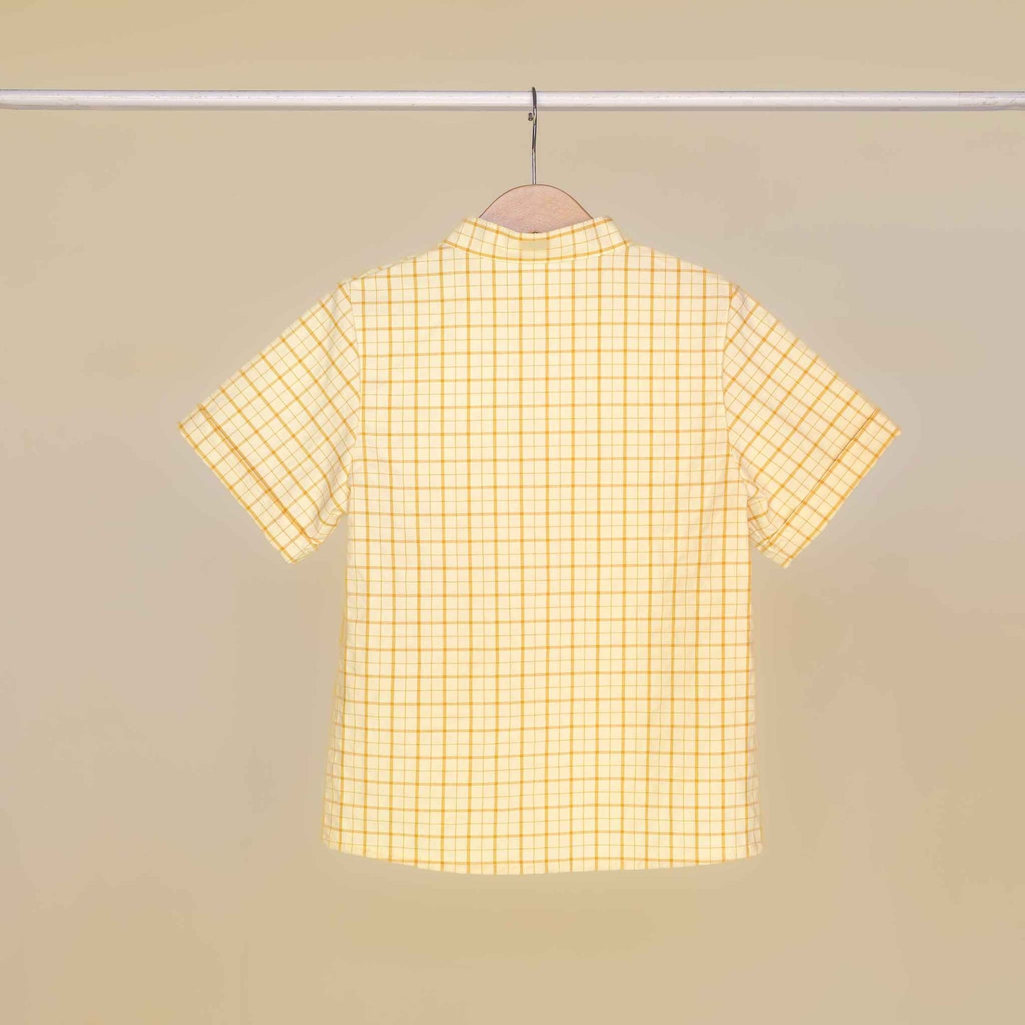 Camicia mezza manica coreana fantasia a righe colore giallo vista posteriore