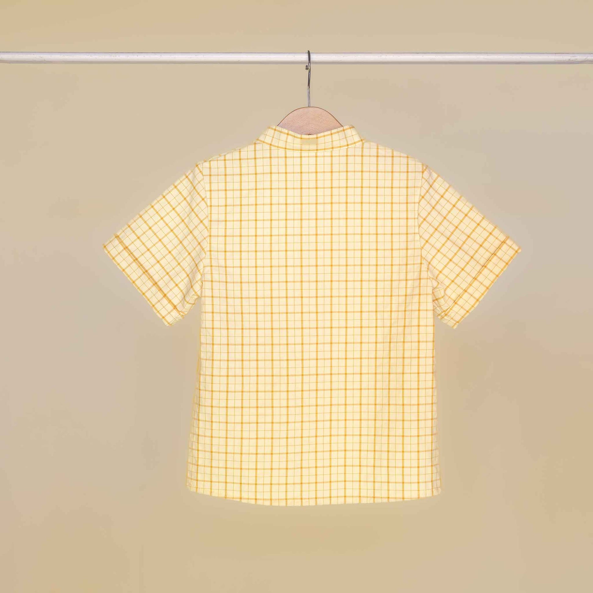 Camicia mezza manica coreana fantasia a righe colore giallo vista posteriore