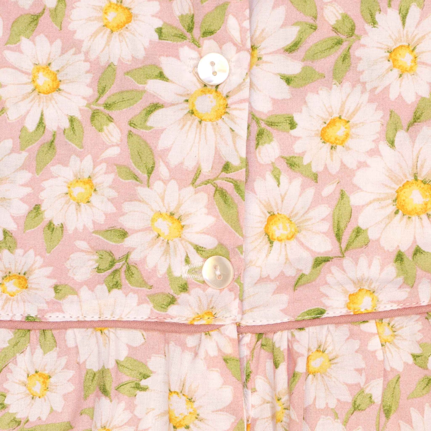 Casacca smanicata con balza fantasia margherite vista particolare abbottonatura e cucitura con codina di topo rosa