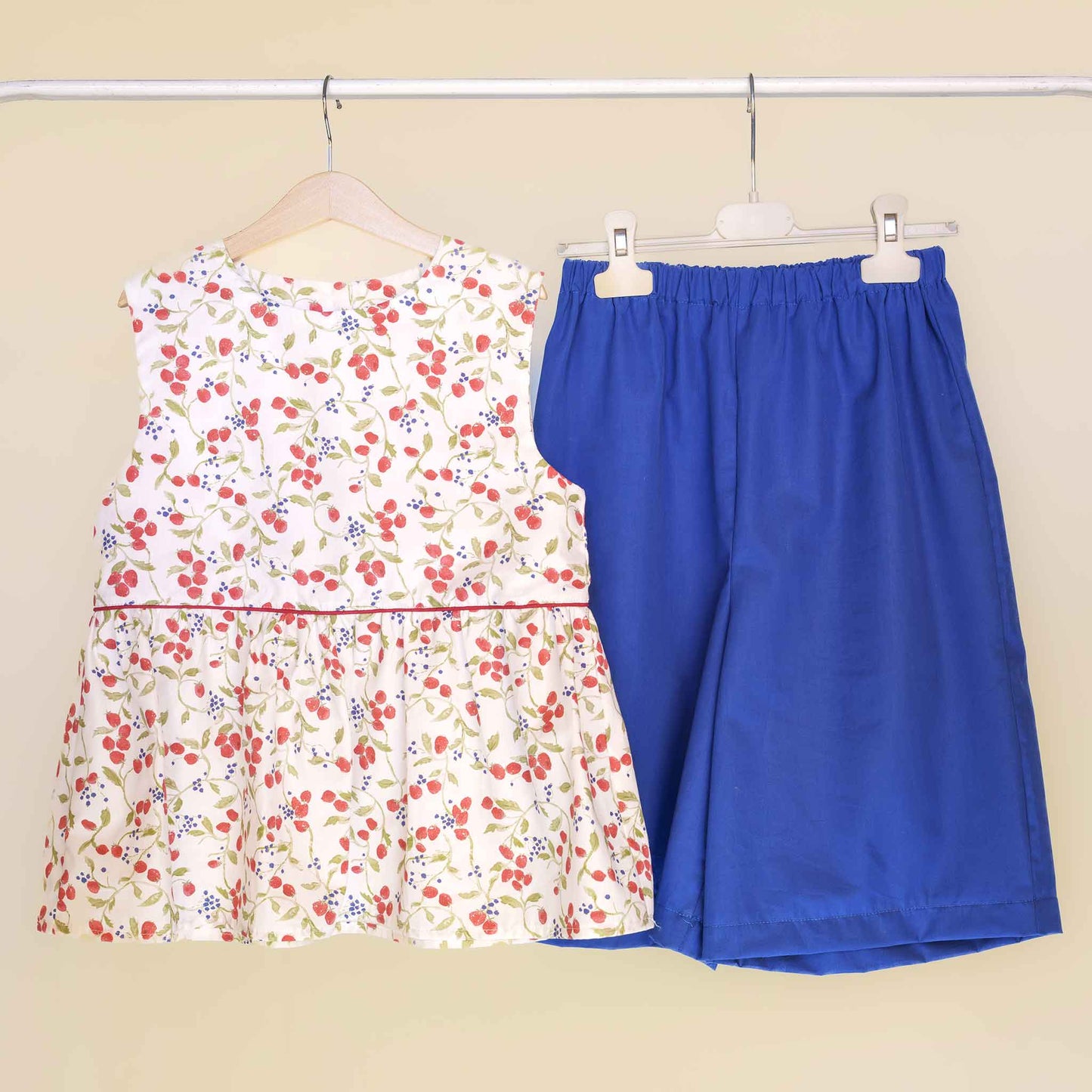 Completo casacca smanicata con balza completo bambina con bermudone blu