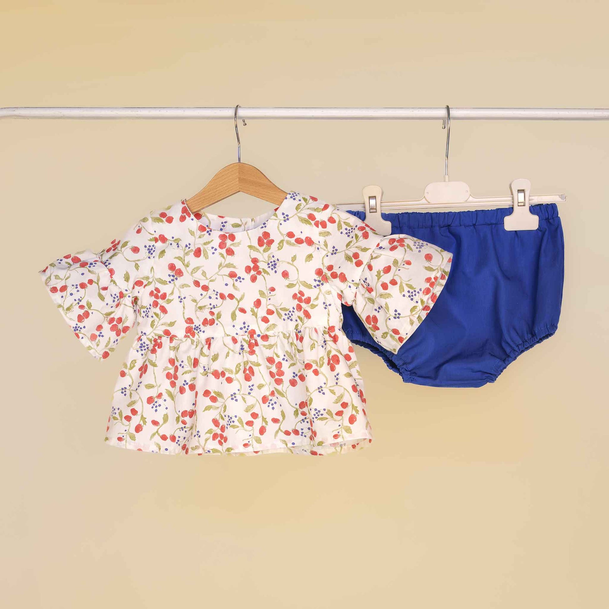 Completo con casacca manica ampia e culotte blu