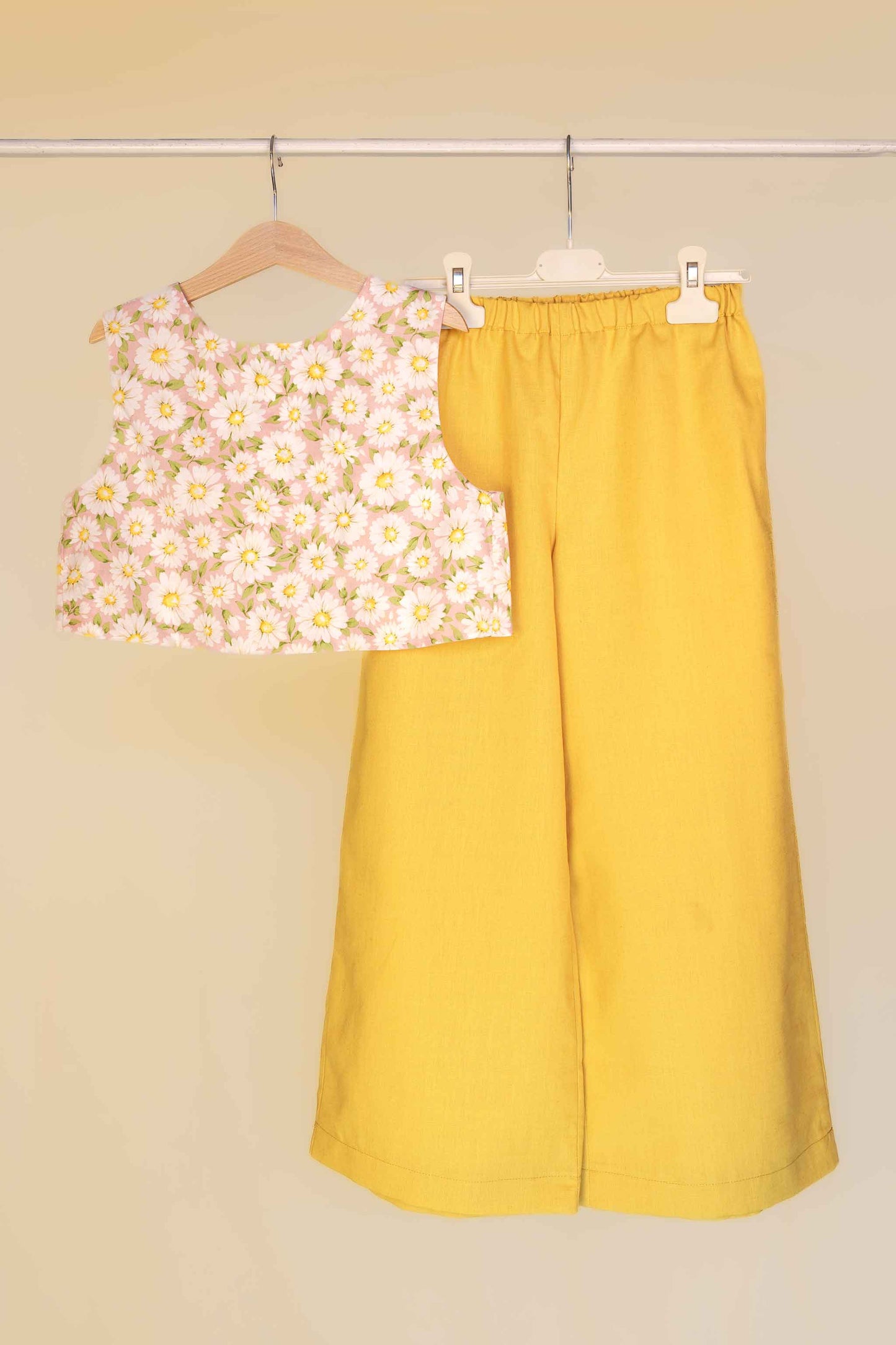 Completo con top incrociato dietro fantasia margherita e panta palazzo giallo