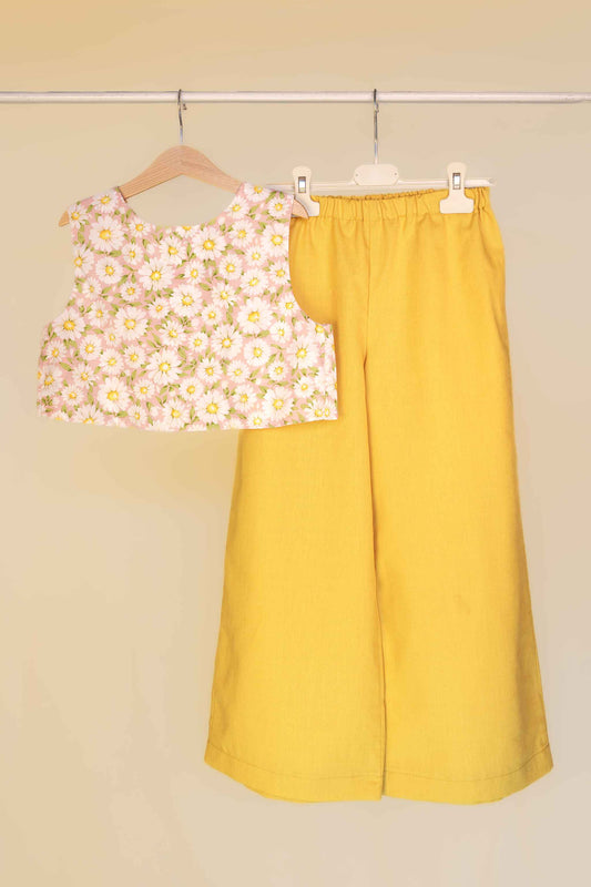 Completo con top incrociato dietro fantasia margherita e panta palazzo giallo