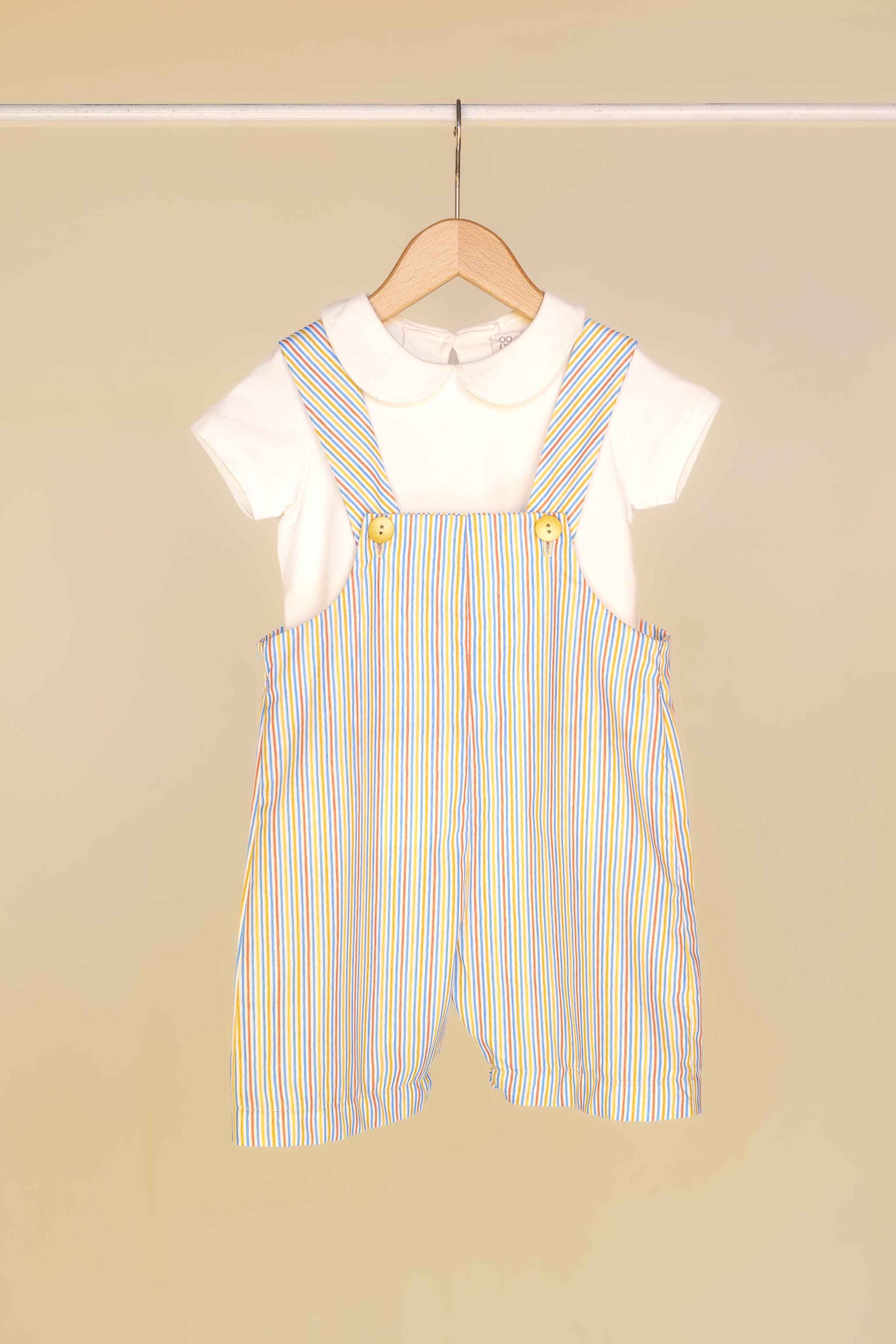Completo salopette bambino con righe sottili multicolor e t-shirt girocollo con collo tondo vista anteriore