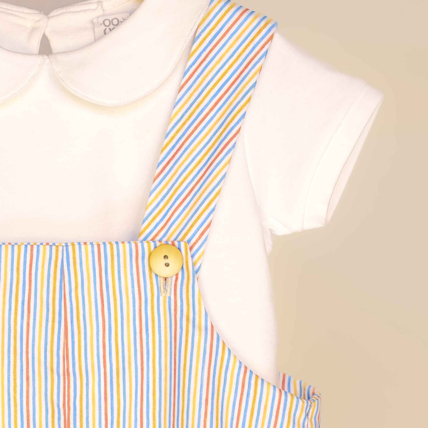 Completo salopette bambino con righe sottili multicolor e t-shirt girocollo con collo tondo vista particolare