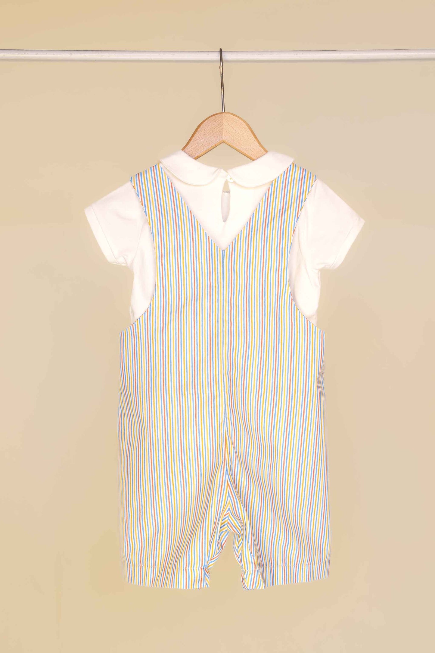 Completo salopette bambino con righe sottili multicolor e t-shirt girocollo con collo tondo vista posteriore