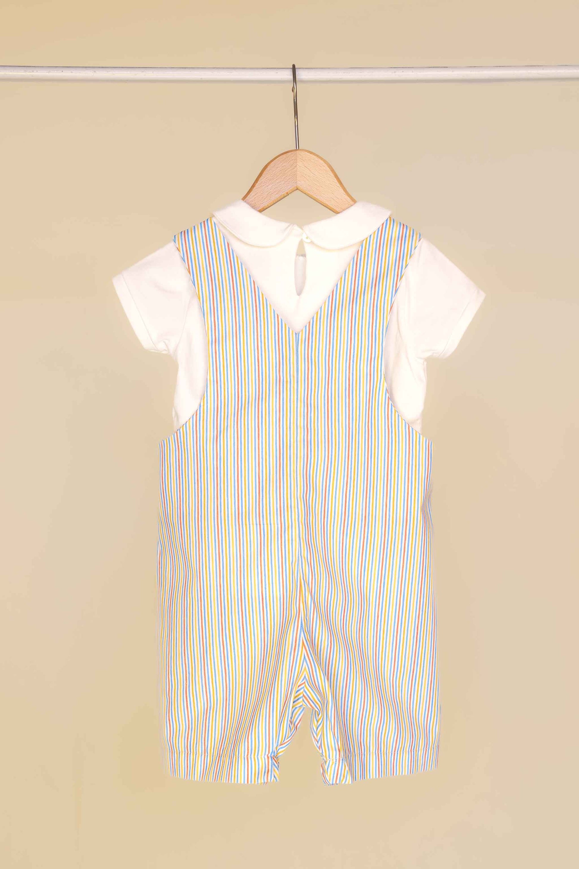 Completo salopette bambino con righe sottili multicolor e t-shirt girocollo con collo tondo vista posteriore