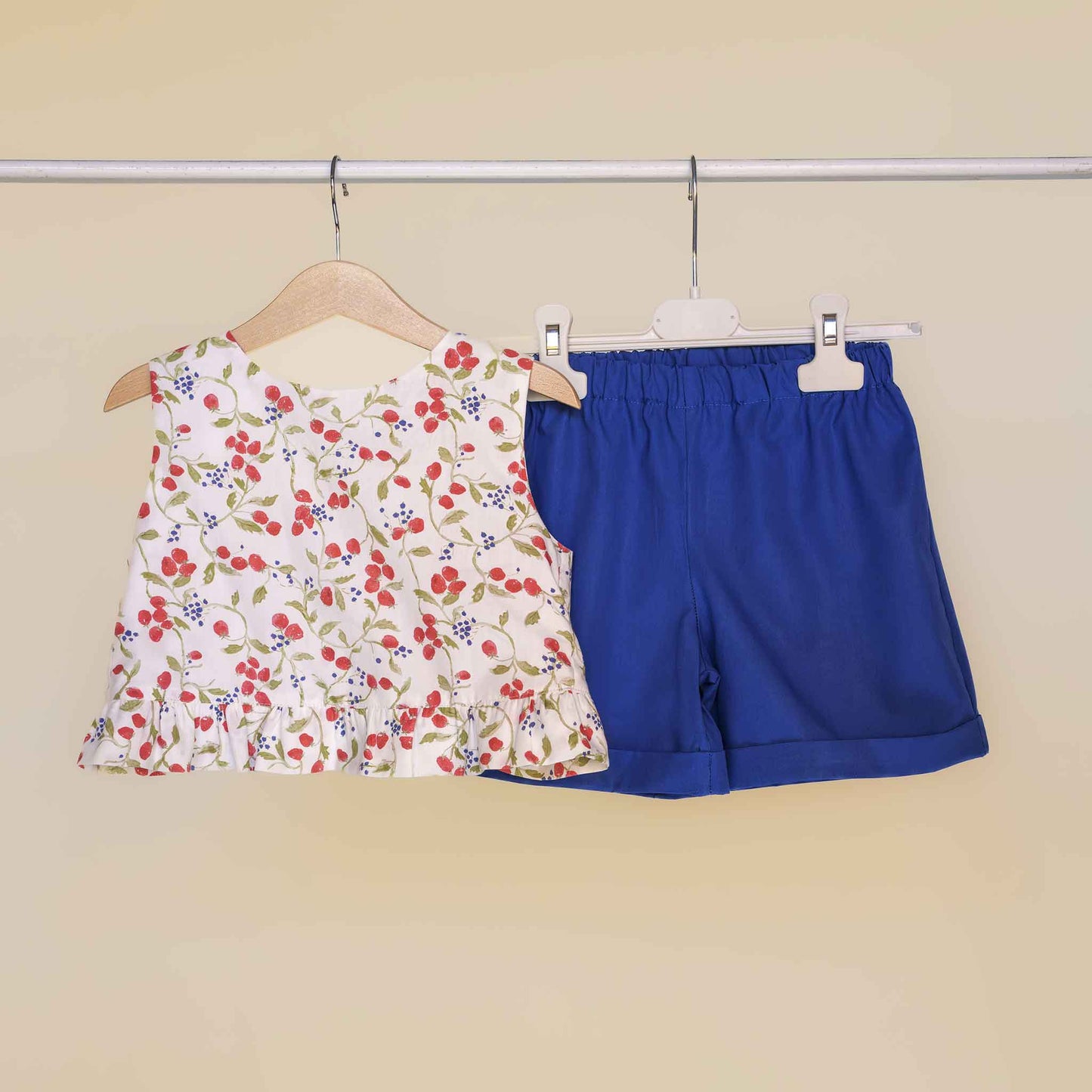Completo con smanicata incrociata dietro e bermuda bambina con risvolto ed elastico