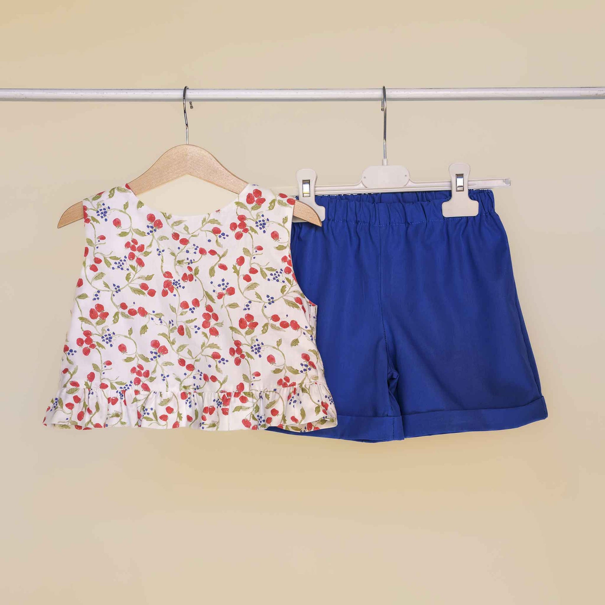 Completo con smanicata incrociata dietro e bermuda bambina con risvolto ed elastico
