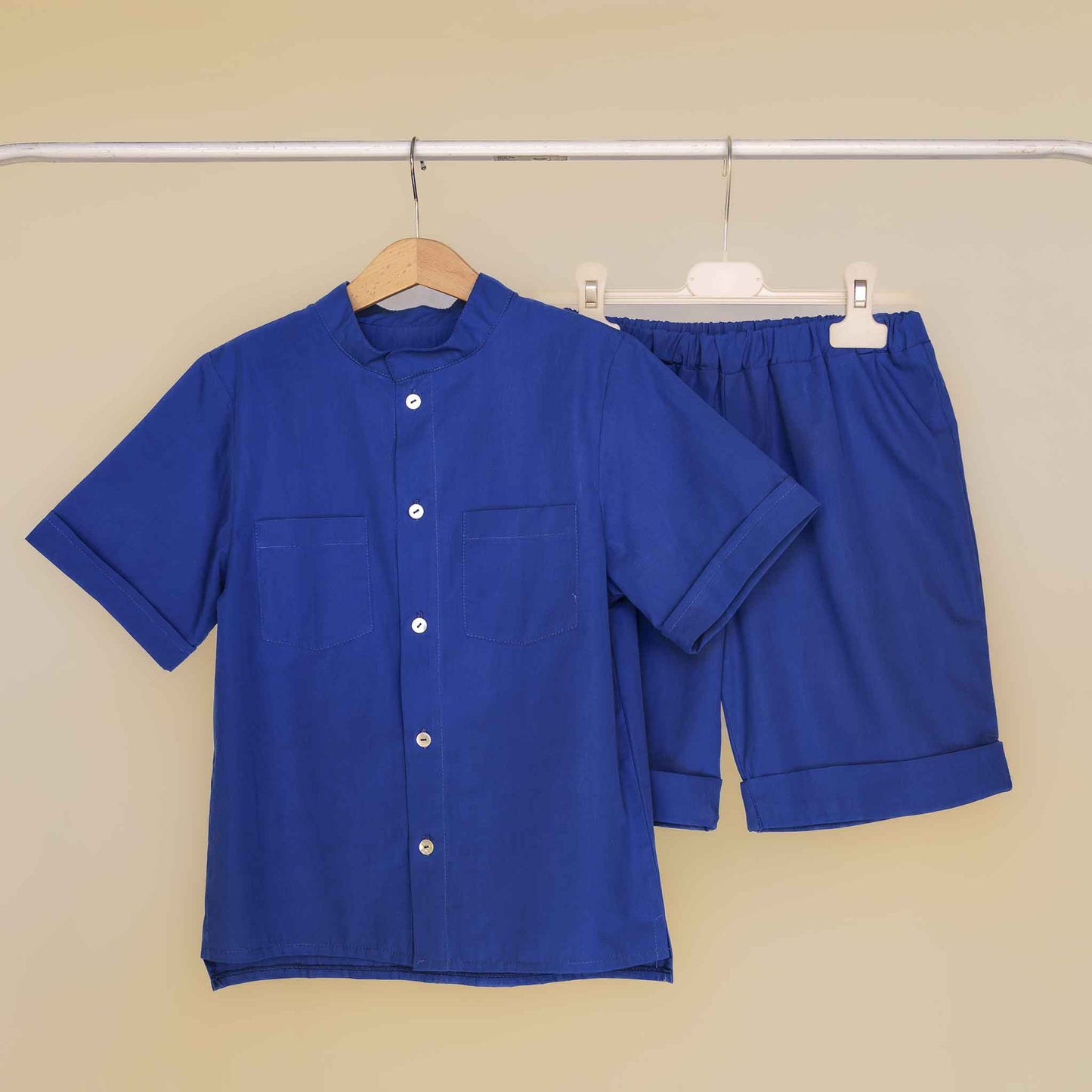 Completo total look in blu con camicia coreana e bermuda con elastico