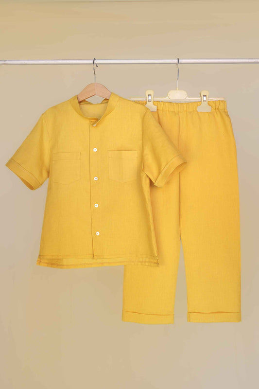 Completo total look in giallo con camicia coreana e pantalone lungo da bambino con risvolto ed elastico in vita