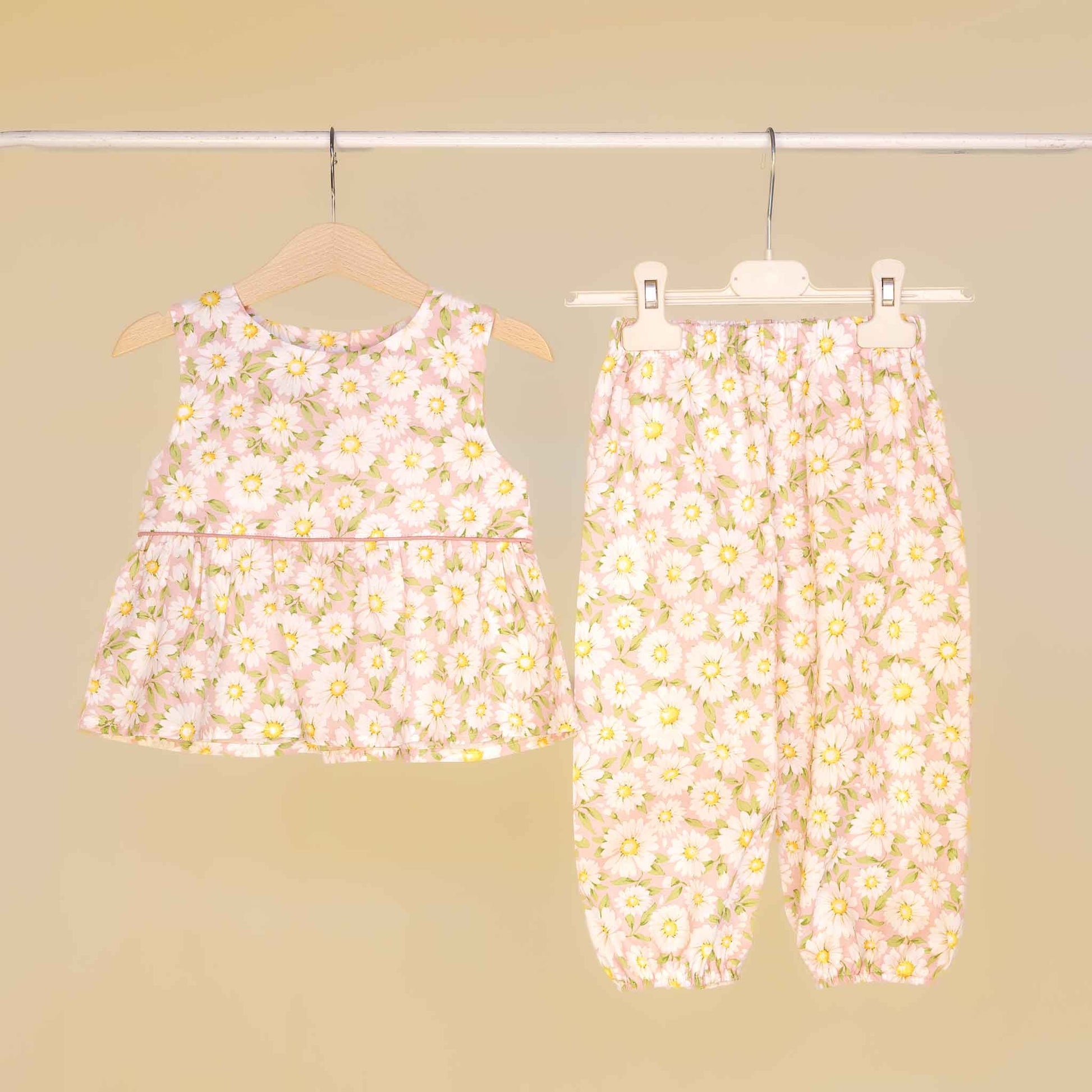 Completo total look tessuto margherite fantasia stampato con pantalone pagliaccio