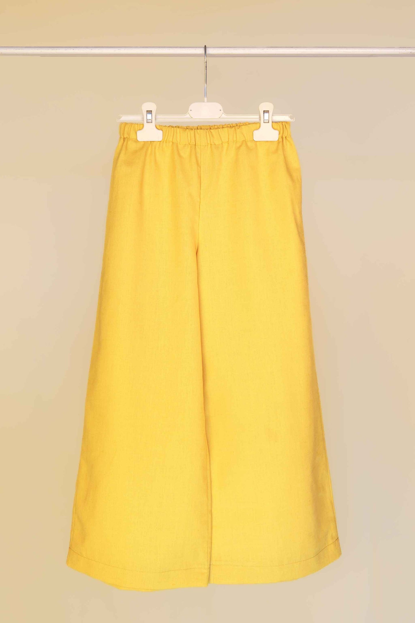 Pantapalazzo lungo giallo da bambina con elastico in vita e gamba ampia vista anteriore