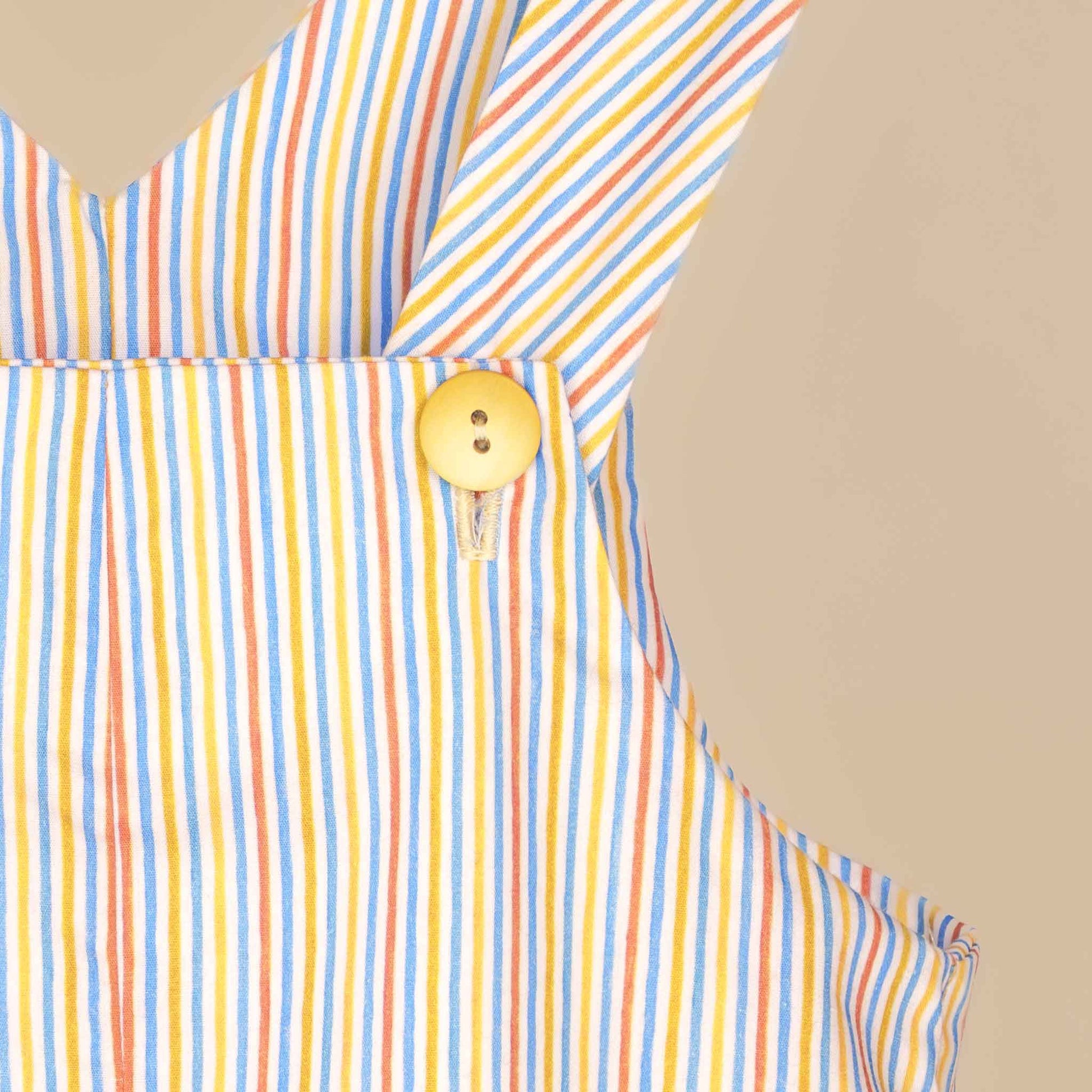 Salopette bambino con righe sottili multicolor e bottoni vista articolare asola con bottone 