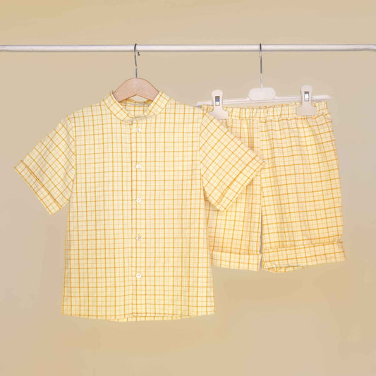 Total look completo camicia mezza manica coreana bermuda elastico con risvolto maschietto tessuto fantasia a righe giallo