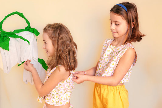 Top Smanicato Bambina – Fantasia Margherita con Incrocio sul Retro